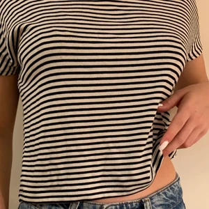 Randig t-shirt, zara - Fin t-shirt från zara. Är väldigt liten i storleken så passar för någon som brukar ha S. Kan mötas upp i Borås, annars står köparen för frakt 