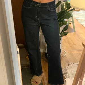 Mörkblå jeans med vit söm - ❤️ Står ingen storlek men passar perfekt på mig som vanligtvis har 38/40