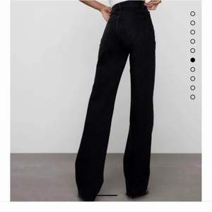 Jag säljer nu mina svarta Wide Leg Jeans från Zara, då de inte kommer till användning. Jag är 176cm och de går perfekt ner till anklarna på mig. Storlek 38, de är näst intill oanvända, utan några slitningar. Pris kan diskuteras vid snabb affär! 💓💓