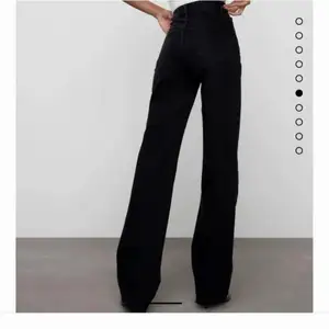 Jag säljer nu mina svarta Wide Leg Jeans från Zara, då de inte kommer till användning. Jag är 176cm och de går perfekt ner till anklarna på mig. Storlek 38, de är näst intill oanvända, utan några slitningar. Pris kan diskuteras vid snabb affär! 💓💓