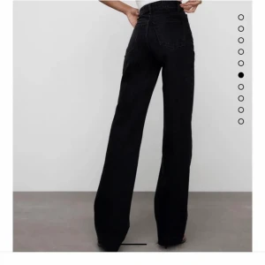 Wide Leg Jeans - Jag säljer nu mina svarta Wide Leg Jeans från Zara, då de inte kommer till användning. Jag är 176cm och de går perfekt ner till anklarna på mig. Storlek 38, de är näst intill oanvända, utan några slitningar. Pris kan diskuteras vid snabb affär! 💓💓