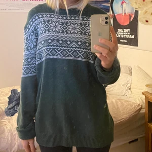 Grön stickad tröja - Mörkgrön stickad tröja med vitt mönster. Köptes på plick men kommer ej till användning. Ganska stor på mig som brukar ha s, lite urtvättad men inga andra defekter. Kan mötas i Stockholm annars betalar köpare frakt. 