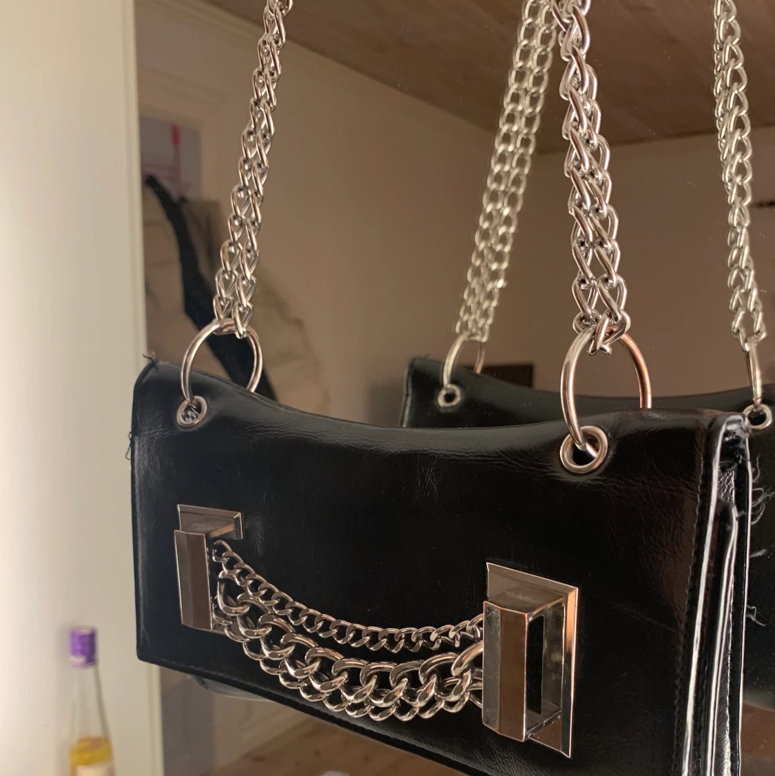 Skinn väska med kedjor - 90