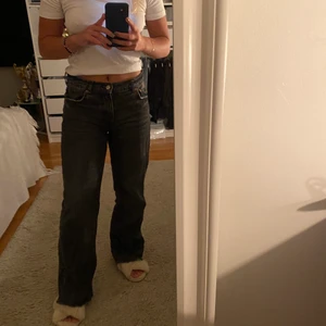  zara jeans - Populära zara jeans som är väl använda men skitsnygga. De är avklippta och passar mig som är 165💕