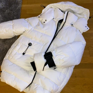 Jacka zara  - Oanvänd jacka från zara. Ord pris 2700kr (oversize)