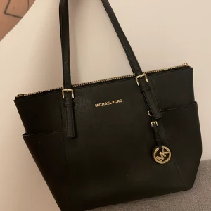 Michael kors väska  - Fin michaelkors väska. Knappt använd. Köparen betalar frakt 