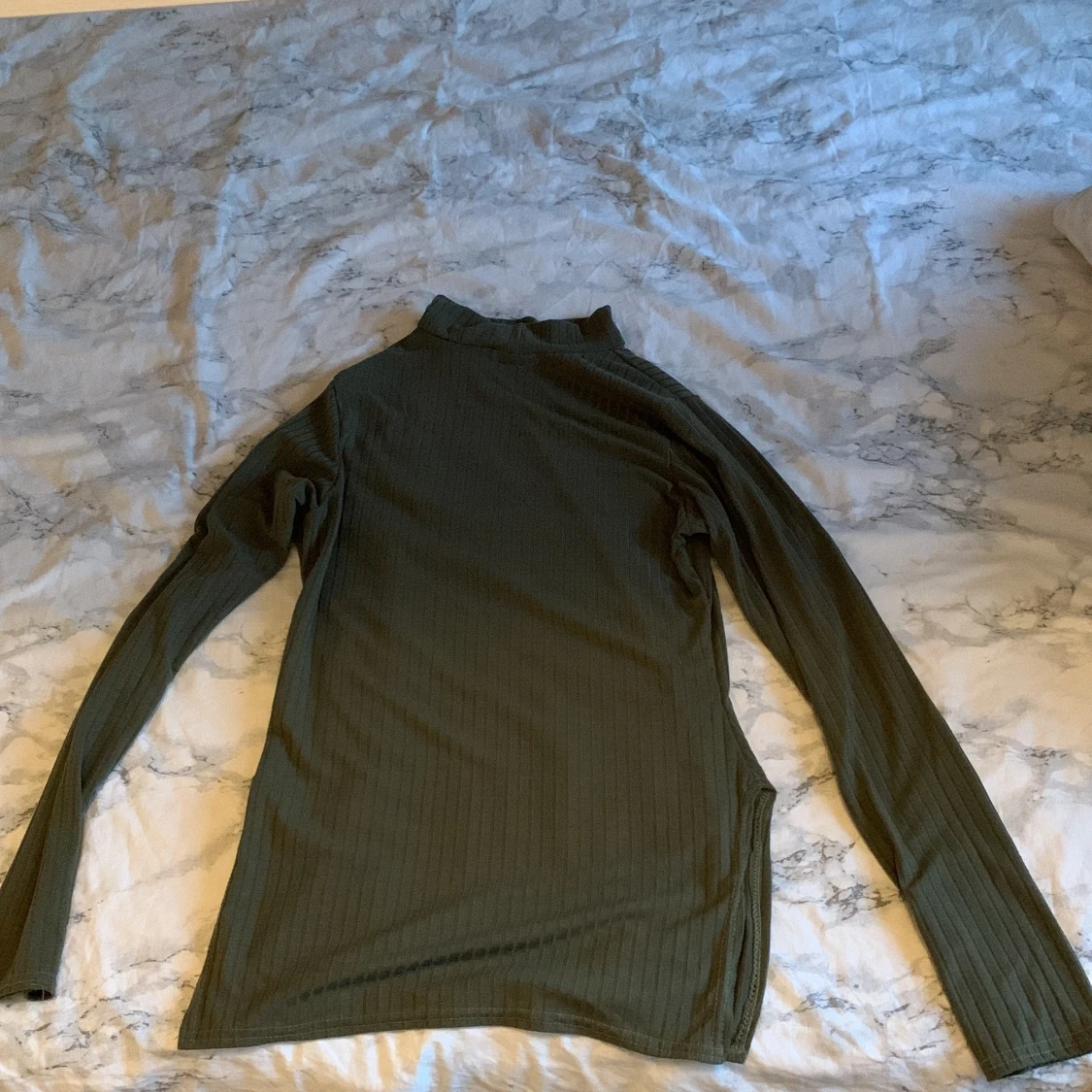 Ribbstickad topp med polokrage och slits - 90