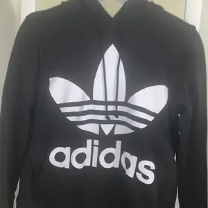 Adidas hoodie från Adidas. Köpt för 400 kr och storlek S. Bra skick. GRATIS FRAKT. 