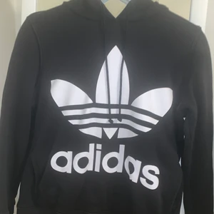 Adidas Hoodie - Adidas hoodie från Adidas. Köpt för 400 kr och storlek S. Bra skick. GRATIS FRAKT. 