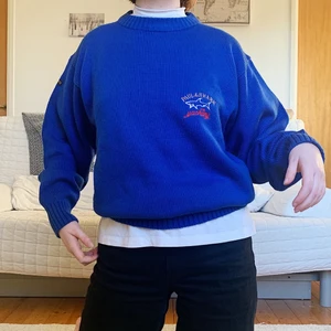 Blå Stickad Tröja - Säljer denna blå coola tröja i storlek L😇