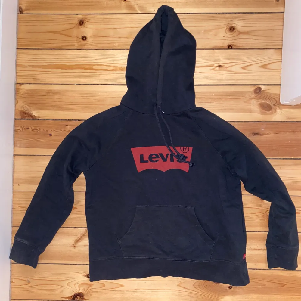 Svart och röd Levi’s hoodie som passar till längden 156-164 cm.                                                           Skick: 9/10. Hoodies.