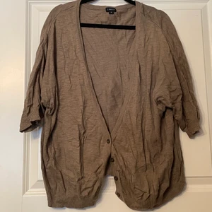 Grön finstickad kofta - På bilden ser den mer brun ut, men den är mer militär grön. De är som en t-shirt kofta och är fin stickad