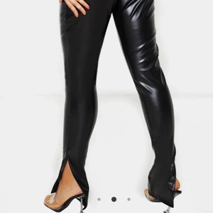 Skinnbyxor svart - Aldrig använda skitsnygga split hem skinnbyxor