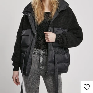 Urban classics vinterjacka xs - Köptes vintern 2020. Väldigt sparsamt använd. Bilder på samma jacka som fortfarande finns på zalando. (modellen på bilden har samma jacka i strl S och är 178cm). Ord. Pris 1049kr. Den går att spänna åt i midjan för en mer markerad midja. Kan mötas upp i Farstaområdet eller skicka mot frakt. 