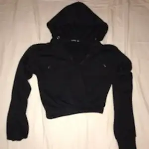 Svart croppad hoodie med resår, något tunnare material 