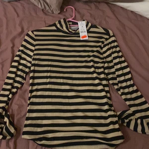 Polotröja  - Aldrig använd köpt för 50kr. Lite stor för en M så hade kunnat passa en liten L, lappen finns fortfarande kvar. Kan mötas upp och frakta :) 
