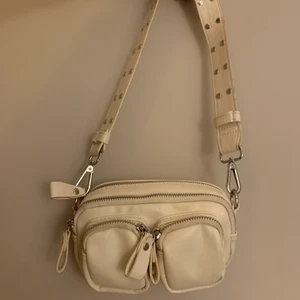 Väska - Fin handväska i gott skick från Gina Tricot. Inköptes för 399kr och säljs nu för 150kr. 