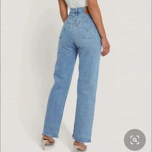 Levis Ribcage Straight Ankle - 26X27 - Första bilden är lånad. Oanvända Levis jeans, då ångerrätten tyvärr hunnit gå ut.