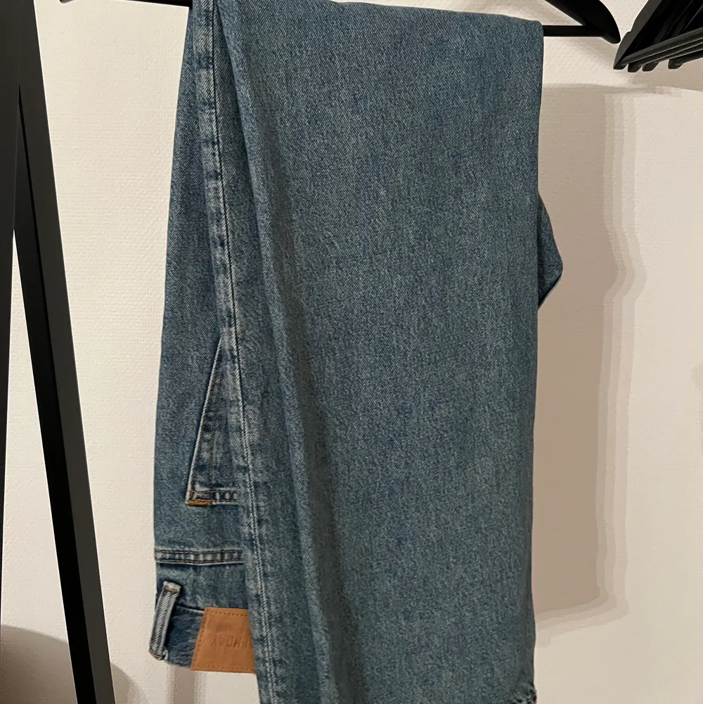 Säljer ett par Jeans från Weekday, modellen heter Space relaxed straight jeans och är i storlek W 30  L 32 Använda fåtal gånger då dem är lite för långa för min smak, hör av er vid frågor. Mvh Jacob . Jeans & Byxor.