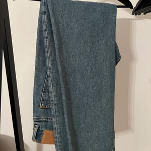 Säljer ett par Jeans från Weekday, modellen heter Space relaxed straight jeans och är i storlek W 30  L 32 Använda fåtal gånger då dem är lite för långa för min smak, hör av er vid frågor. Mvh Jacob 