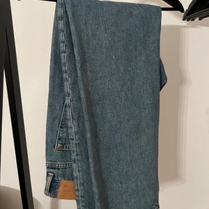 Weekday jeans  - Säljer ett par Jeans från Weekday, modellen heter Space relaxed straight jeans och är i storlek W 30  L 32 Använda fåtal gånger då dem är lite för långa för min smak, hör av er vid frågor. Mvh Jacob 