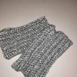 Vantar -  !INTRESSEKOLL! Ett par virkade vantar. Det har ett reflex material. Jätte fina och trendiga. Använt ett fåtal gånger men som nya. Själv gjorda! Kol privat för mer info.  Ge förslag på pris (frakt tillkommer)                                                                          