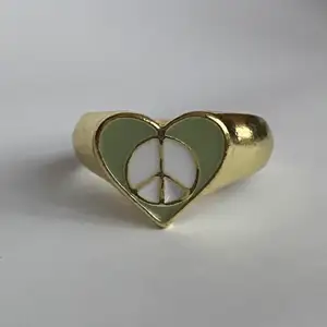 Silverring i form av en hjärta med freds märke.