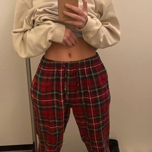 Rutiga pyjamasbyxor  - Säljer dessa populära mjukisbyxor köpta på H&M förra året! Dom är i bra skick, finns inget att klaga på! Säljer pga att jag fick nya i julklapp💕