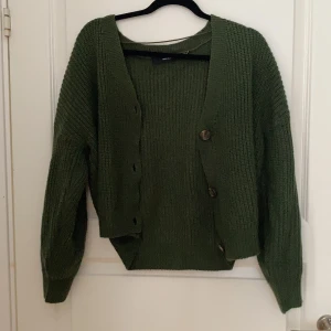 Grön stickad kofta  - Stickad grön kofta från Vero Moda i strl L🥰