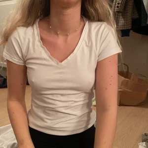 Vit t shirt - Säljer för det är lite tight på mig