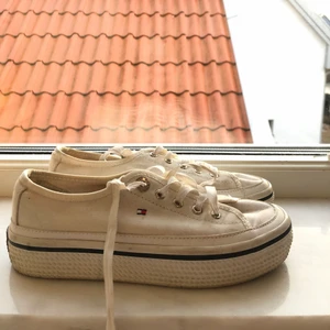 Tommy Hilfiger sneakers i strl 36 - Snygga sneakers i tyg. Köparen står för frakt. 
