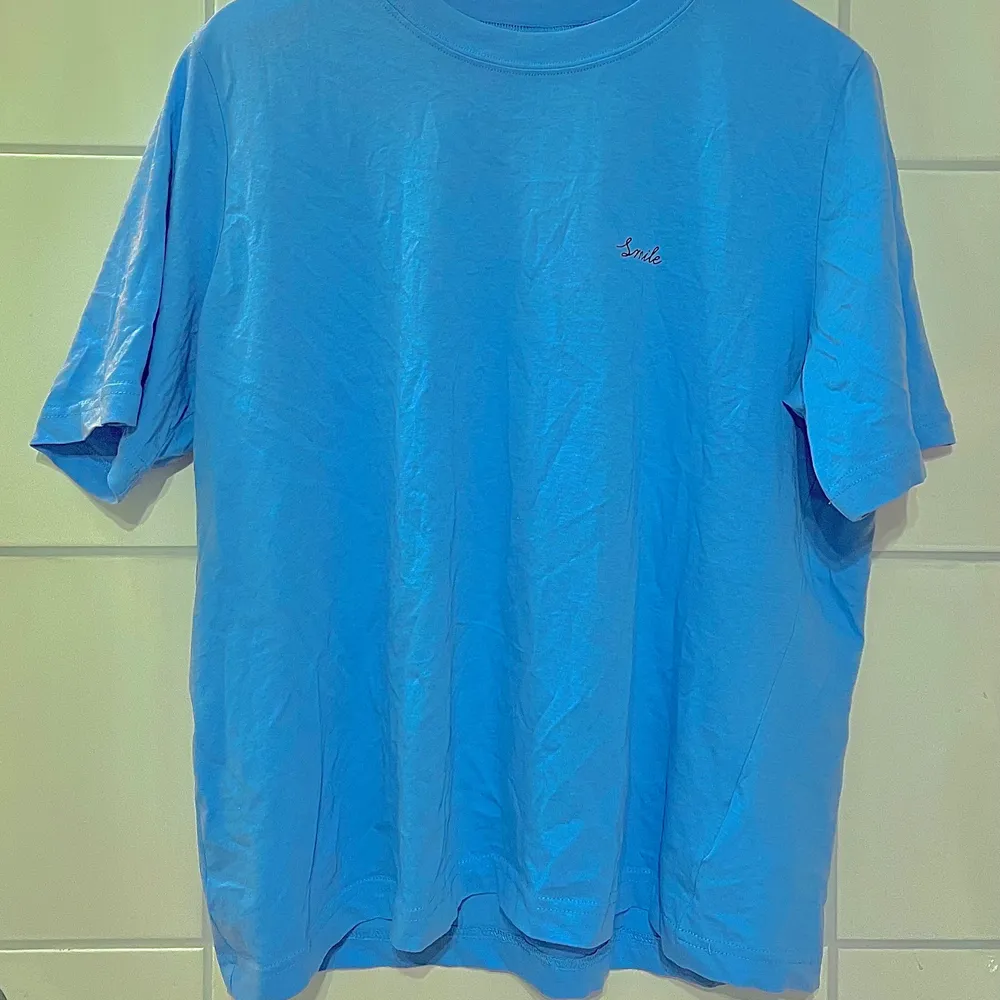 Ganska stor T-shirt i en jättefin ljusblå färg! Bra skick, precis som ny! Säljer för att den ej kommer till användning. Frakt tillkommer😚💕. T-shirts.