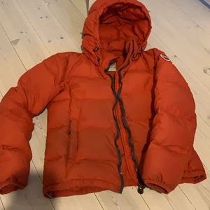 Röd colmar jacka - Jag säljer en röd colmar jacka som är i storleken 12 år, den passar även för lite äldre. Skicket är bra men dragkedjan kan vara svår att stänga och det är sytt på ett litet ställe bredvid luvan (som ni ser på andra bilden). Köparen står för frakt vilket är 62 kr, priset kan diskuteras 💓
