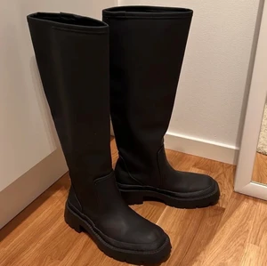 Stövlar zara - Säljer mina stövlar från zara i strl 39 pga att de aldrig kommer till användning!!! De är endast använda en gång och är i väldigt bra skick. Köptes för 599kr  , frakt tillkommer
