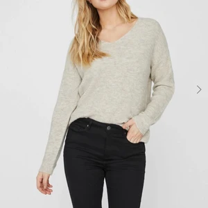 Stickad tröja - Färgen är som på andra bilden! Inte använd så mycket därav nyskick. Köptes för 230