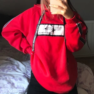 röd hoodie - röd hoodie i strl S, men passar nog även M då den är oversized. skönt fleece-material inuti. 