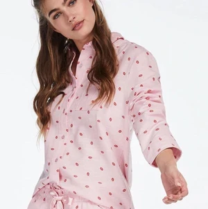 Hunkemöller rosa pyjamasskjorta  - Så häftig pyjamasskjorta från hunkemöller. Rosa med röda pussmunnar. Endast använd en gång. Storlek L- använt som oversize! (Sitter fint på mig med S). OBS: bara skjortan