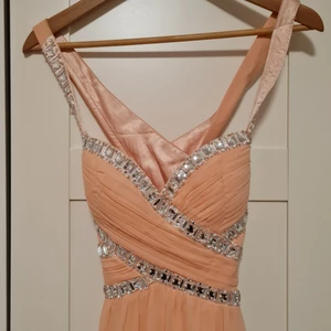 Festklänning  - Superfin festklänning, perfekt till sommaren, öppen på ryggen, dragkedja, lång, mindre i storlek