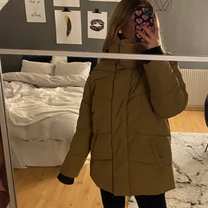 Puff jacka! - Säljer min helt nya och oanvända jacka ifrån VILA. Färgen är beige(syns lite otydligt på bilderna) väldigt fin och passar till allt! Skriv vid intresse och köparen står för frakten 💗🙌😋