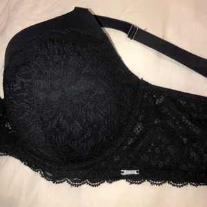 ELLA.M BH 80D - Ella.M BH i storlek 80D (ingen pushup) Säljes pga att den har blivit för stor. Min favoritbh. Använd men fortfarande i bra skick.  Nypris 349 på Lindex. 