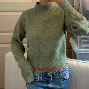 Snygg grön stickad tröja från &otherstories, köpt för cirka 2 år sedan. Snygg tilll allt och är väldigt fin till speciellt kjol💞! Andra bilden är lånad men den är exakt likadan och samma storlek. 💗