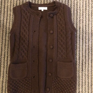 Brun väst - Brun stickad väst! Säljer pga aldrig använt den. Står bara en 8 som storlek men den passar bra på mig som är s. Köparen står för frakten. Kontakta via intresse eller frågor.
