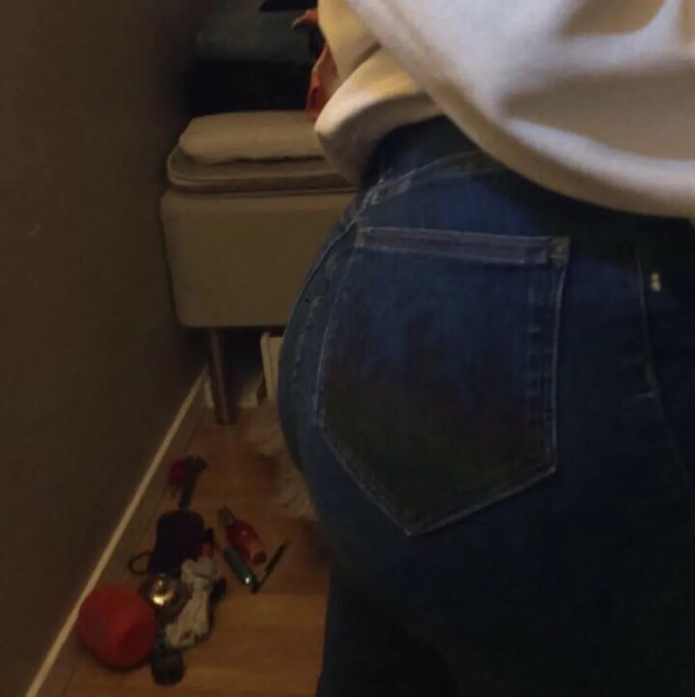 Hejj nu säljer jag mina snygga bootcut jeans med eldflammor🔥 Har använts ett par fåtals gånger säljer pågrund att dem bara livet i garderoben och tyvärr ej används. Dem är i storlek XS men skulle även passa en XSS och en S för dem är så stretchiga och jätte bekväma❤️ hör av er vid frågor eller bilder eller om man vill köpa dirket!. Jeans & Byxor.