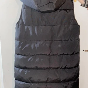 Väst  - Hej, säljer min väst och har inte använt den så mycket typ bara 2 gånger sen la den på garderoben. Vill sälja den därför att jag köpte ek ny väst  storleken är 40 och från miinto❤