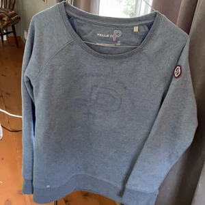 Tjocktröja med logga från Pelle P - Sparsamt använd, bra skick. Köpare står för ev frakt