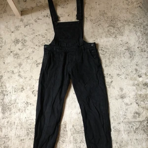 Svarta Monki hängselbyxor  - Superfina svarta hängselbyxor från monki! Säljs pga att de inte används längre. Kan mötas upp varsom i stockholm men annars står köparen för frakten:)