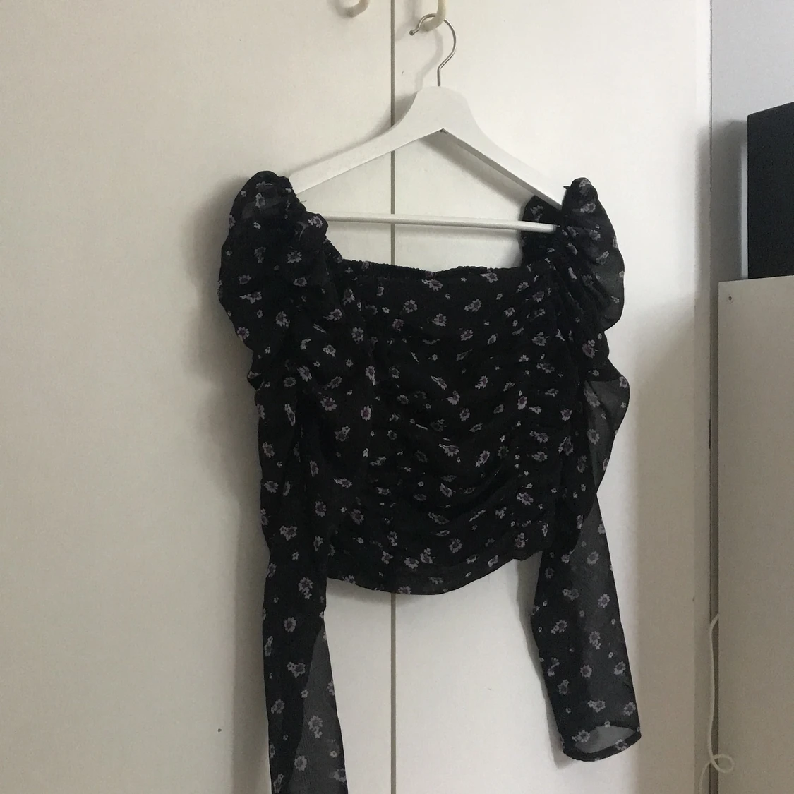 Svart blommig blus 
