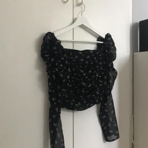 Svart blommig blus  - Svart blus med lila blommor på från H&M, oanvänd . Mycket fint skick . Priset kan diskuteras vid snabb affär:) 