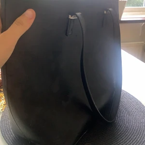 Väska - Säljer min väska som int är användbar köpte för 600 och sälja för 80❤️får in massor och är så bra till skolan eller annat ❤️