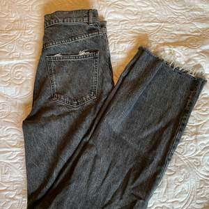 Grå jeans i modellen 90s full lenght från Zara! Avklippta för att passa någon som är runt 170cm. Köpta här på Plick men tyvärr förkorta i benen för mig☹️